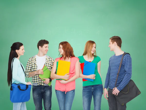 Groep lachende studenten permanent — Stockfoto