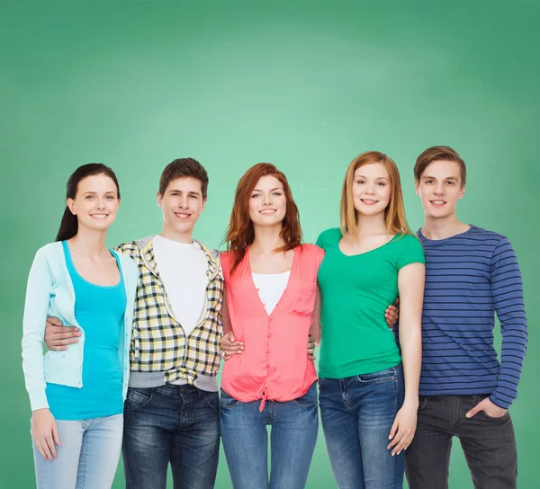 Groep lachende studenten permanent — Stockfoto