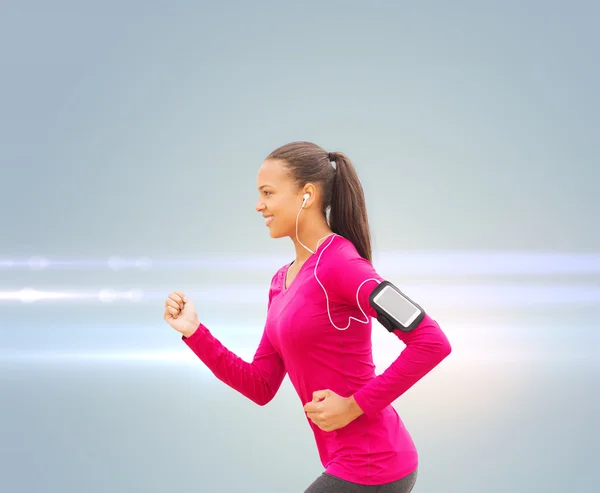 Sonriente joven corriendo — Foto de Stock