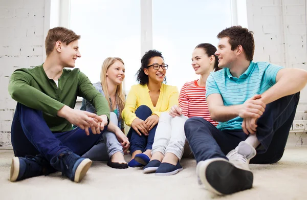 Five smiling teenagers having fun at home — Stock Photo, Image