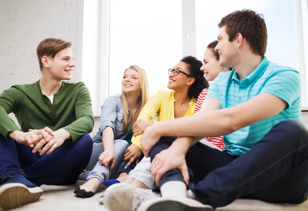 Cinco adolescentes sonrientes divirtiéndose en casa — Foto de Stock