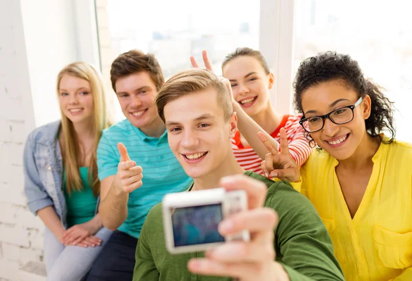 Cinque studenti sorridenti che scattano foto con la macchina fotografica — Foto Stock