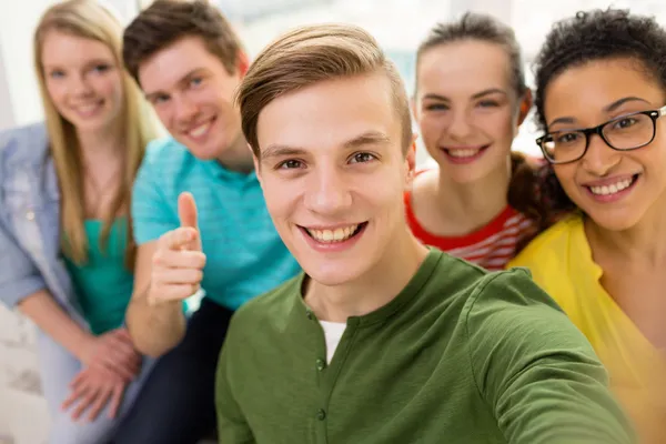 Pięciu studentów uśmiechający się przy selfie w szkole — Zdjęcie stockowe