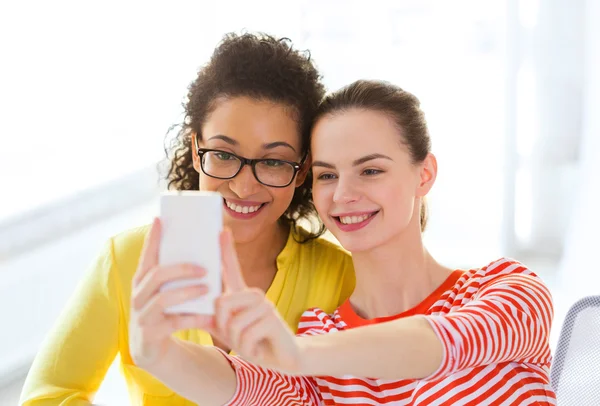 Dziewczyny przy selfie z aparatu smartphone — Zdjęcie stockowe