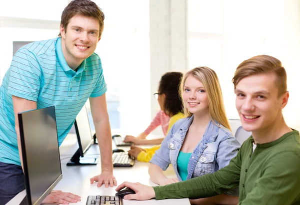 Groep lachende studenten in computer klasse — Stockfoto