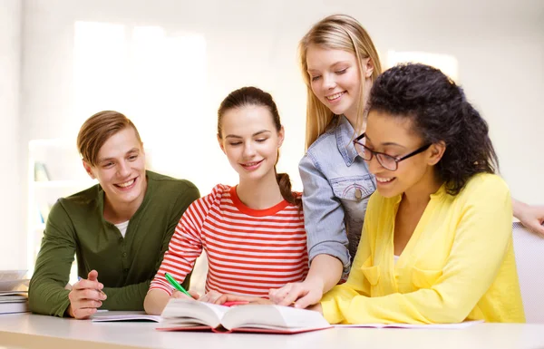 Studenti con libri di testo e libri a scuola — Foto Stock