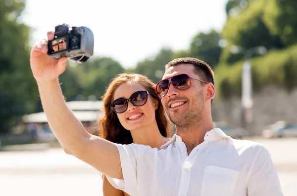 Smiling couple in city — Stock Photo, Image