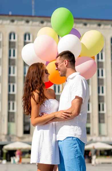 Smiling couple in city — Stock Photo, Image