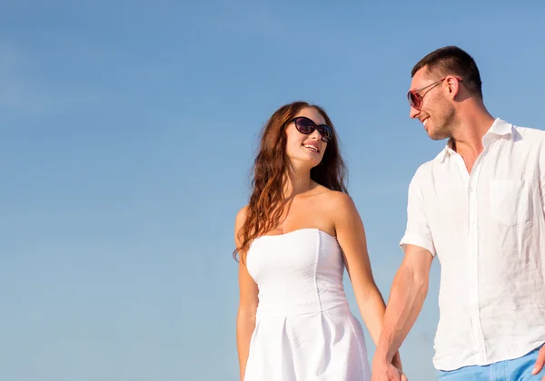 Casal sorridente na cidade — Fotografia de Stock