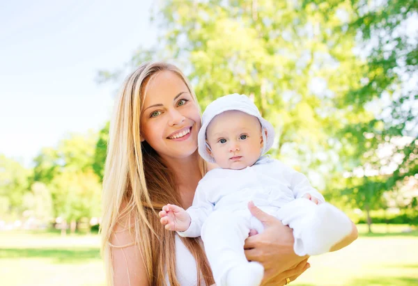 Madre feliz con el pequeño bebé en el parque —  Fotos de Stock