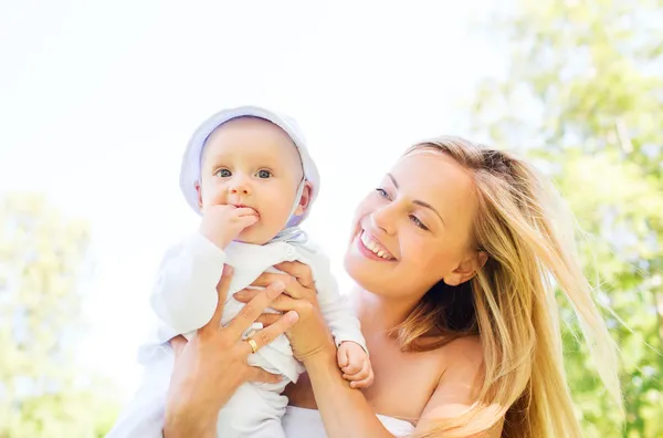 Mãe feliz com pouco bebê ao ar livre — Fotografia de Stock