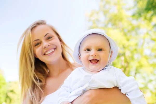 Mãe feliz com bebê pequeno no parque — Fotografia de Stock