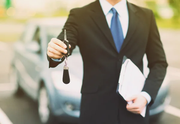 Man met auto sleutel buiten — Stockfoto