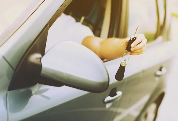 Hombre con llave de coche afuera —  Fotos de Stock