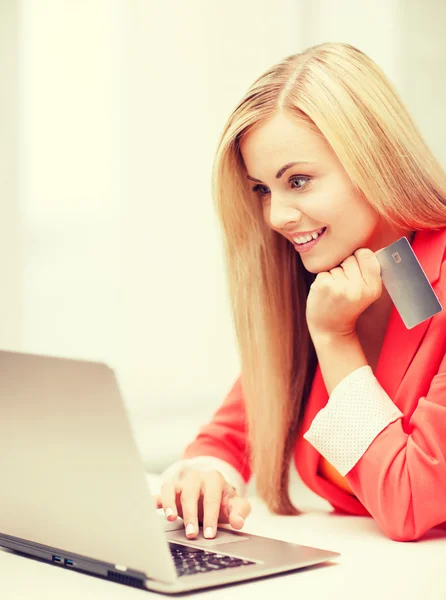 Geschäftsfrau mit Laptop mit Kreditkarte — Stockfoto