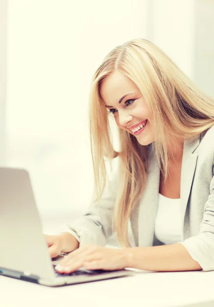 Mujer de negocios con portátil —  Fotos de Stock