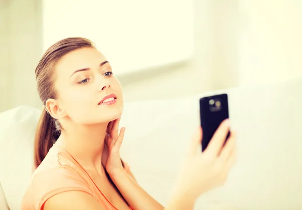 Woman making self portrait with smartphone — Stock Photo, Image