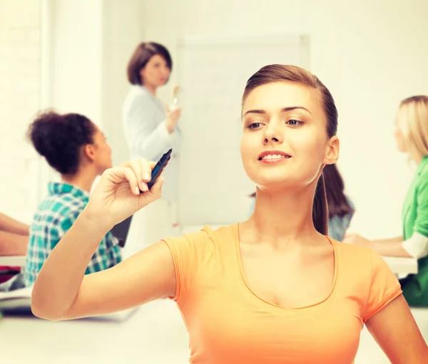 Schrijven van iets in de lucht met de markeerdraad student — Stockfoto