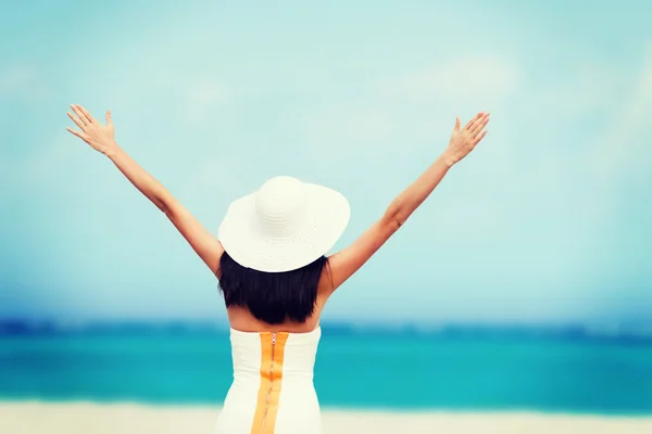 Ragazza con le mani sulla spiaggia — Foto Stock