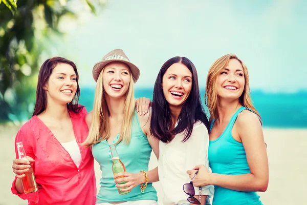 Meninas com bebidas na praia — Fotografia de Stock