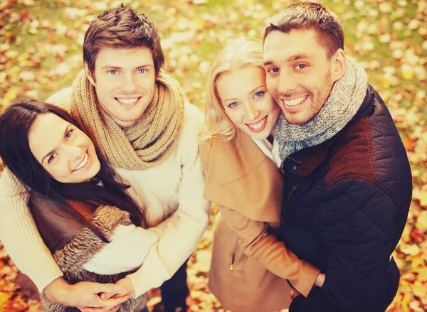Группа друзей развлекается в осеннем парке — стоковое фото