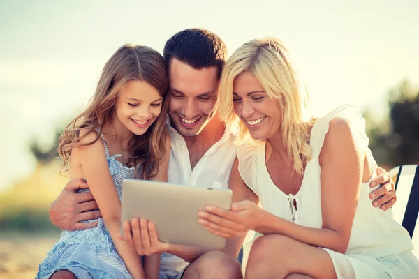 Familia feliz con tableta pc tomando fotos —  Fotos de Stock