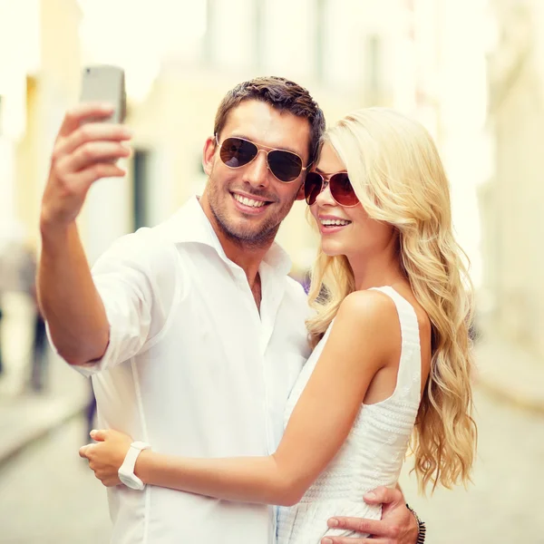 Sorrindo casal tirando selfie com smartphone — Fotografia de Stock