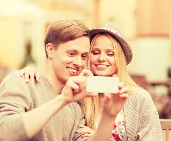 Çift akıllı telefonla selfie çekiyor. — Stok fotoğraf