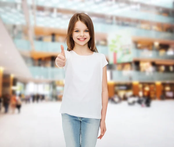 Lächelndes kleines Mädchen in weißem Blanko-T-Shirt — Stockfoto
