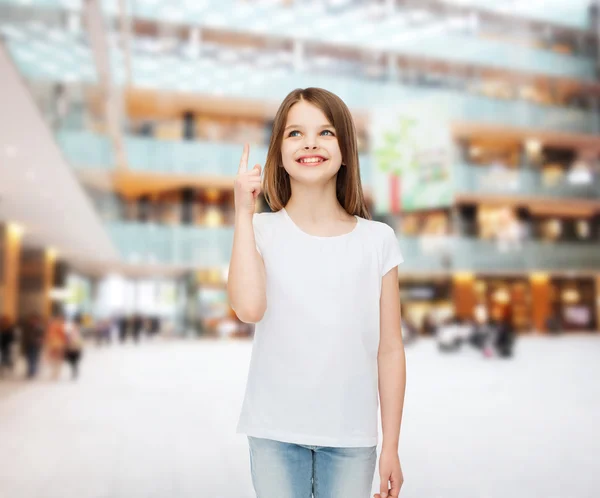 Glimlachend klein meisje in wit blanco t-shirt — Stockfoto