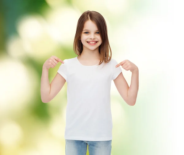 Lächelndes kleines Mädchen in weißem Blanko-T-Shirt — Stockfoto