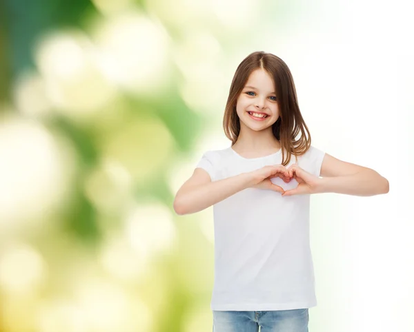 Lächelndes kleines Mädchen in weißem Blanko-T-Shirt — Stockfoto