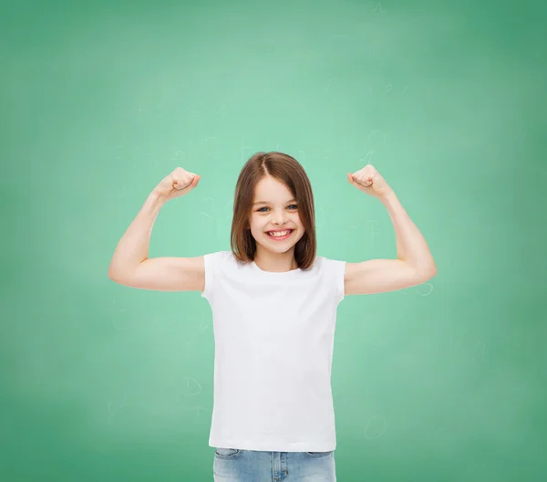 Leende liten flicka i vit blank t-shirt — Stockfoto