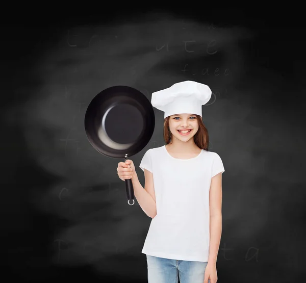 Lächelndes kleines Mädchen in weißem Blanko-T-Shirt — Stockfoto