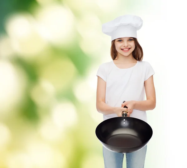 Lächelndes kleines Mädchen in weißem Blanko-T-Shirt — Stockfoto