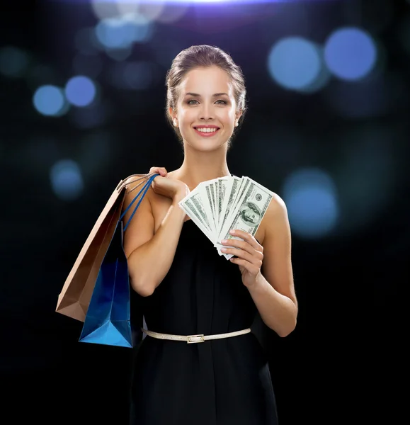 Lächelnde Frau im Kleid mit Einkaufstüten — Stockfoto