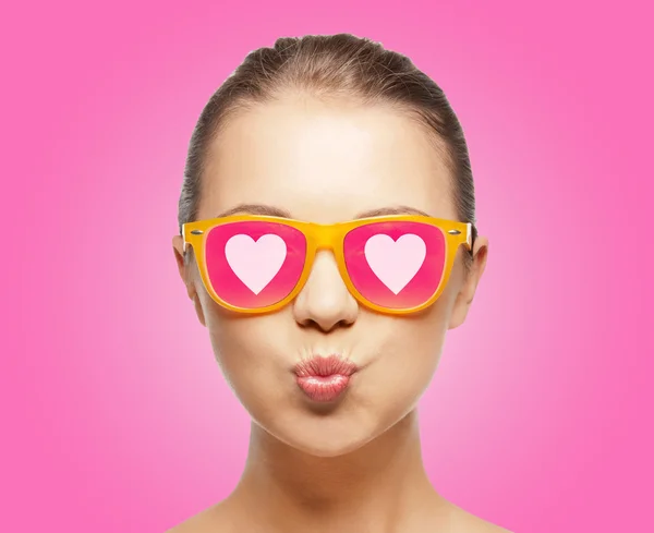 Chica en rosa gafas de sol soplado beso — Foto de Stock