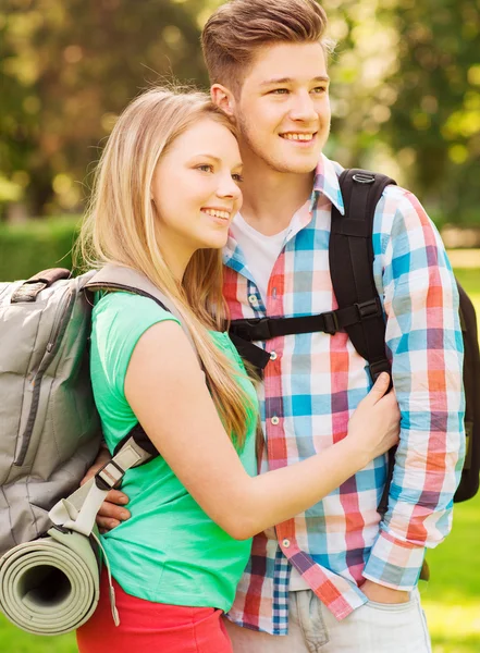 Coppia sorridente con zaini in natura — Foto Stock