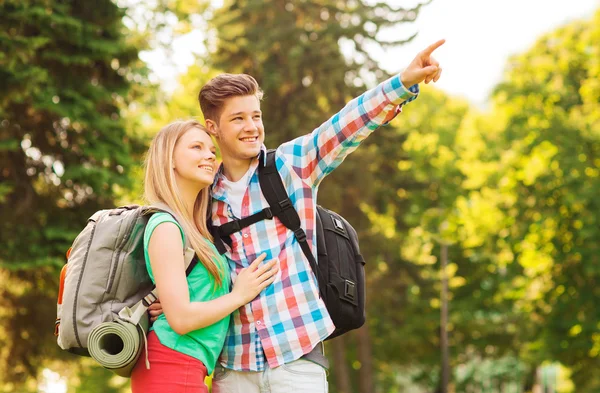 Sorrindo casal com mochilas na natureza — Fotografia de Stock