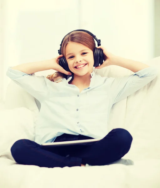 Dziewczyna z komputera typu tablet i słuchawki w domu — Zdjęcie stockowe