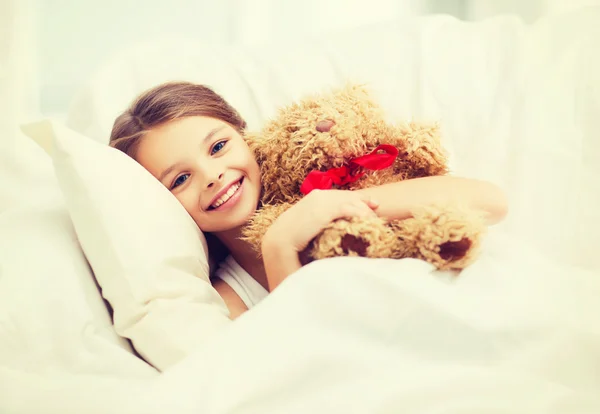 Niña con osito de peluche durmiendo en casa —  Fotos de Stock