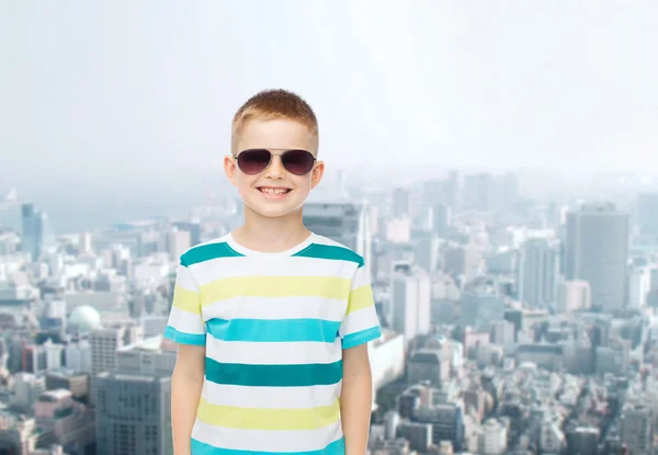 Niño sonriente sobre fondo verde — Foto de Stock