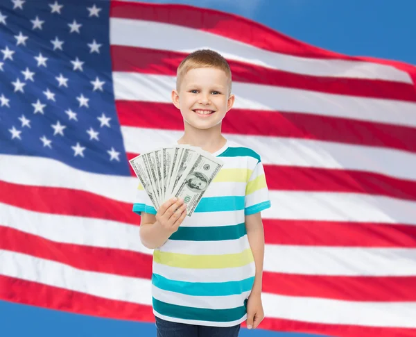 Lächelnder Junge mit Dollar-Bargeld in der Hand — Stockfoto