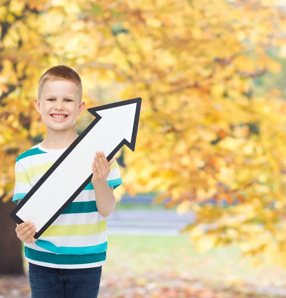 Niño sonriente con flecha en blanco apuntando a la derecha —  Fotos de Stock