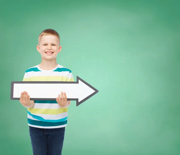 Lächelnder kleiner Junge mit leerem Pfeil, der nach rechts zeigt — Stockfoto