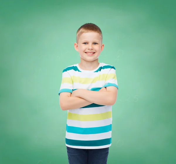 Niño pequeño en ropa casual con los brazos cruzados — Foto de Stock