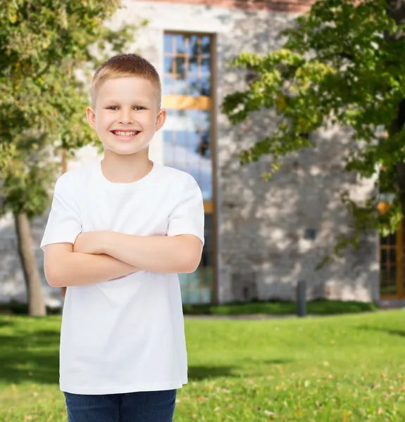 Usměvavý chlapeček v prázdné bílé tričko — Stock fotografie