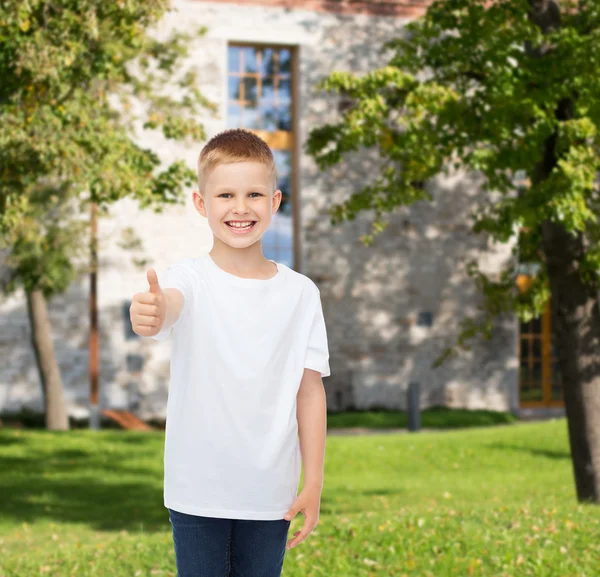 Niño sonriente en camiseta blanca en blanco —  Fotos de Stock