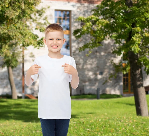 Petit garçon souriant en t-shirt blanc blanc — Photo