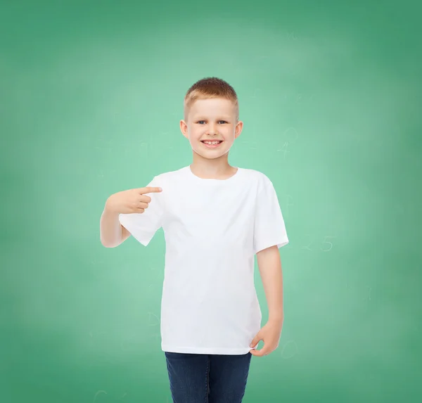 Liten pojke i vit t-shirt pekande fingret — Stockfoto